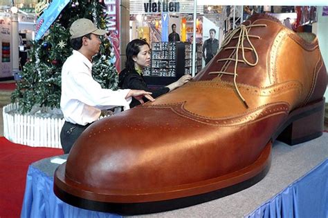 display giant shoe replicas for sale